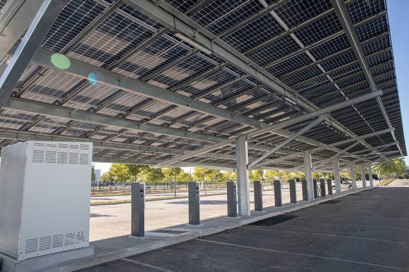 Optimisez l’énergie de votre entreprise à Nîmes avec des bornes de recharge et des panneaux solaires SunPower Maxeon