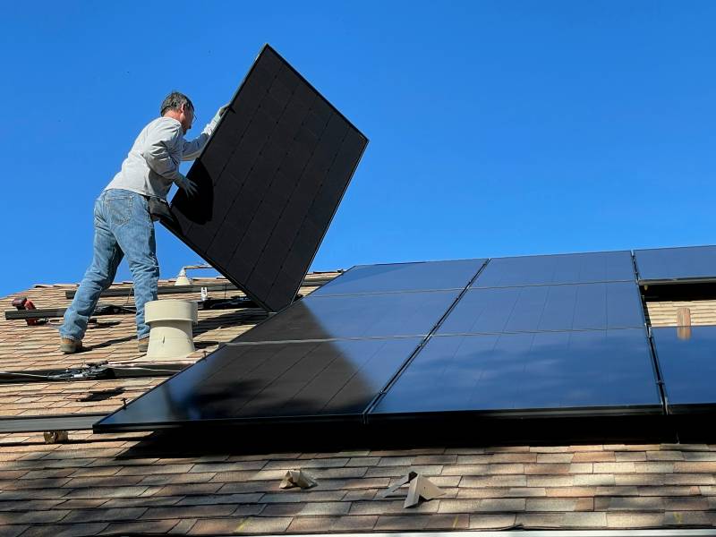 Pourquoi choisir d'installer des panneaux solaires à Nîmes en 2025 pour réduire vos factures d'électricité ?